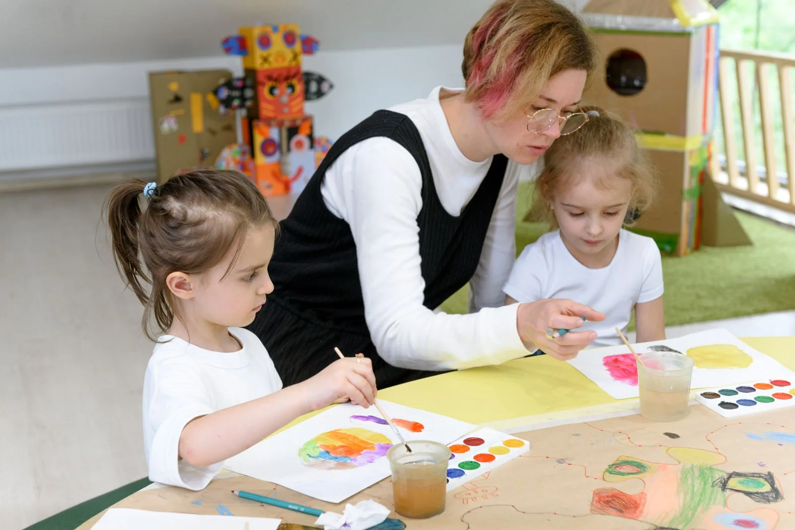 Expert NNAT tutor guiding young learners through reasoning activities