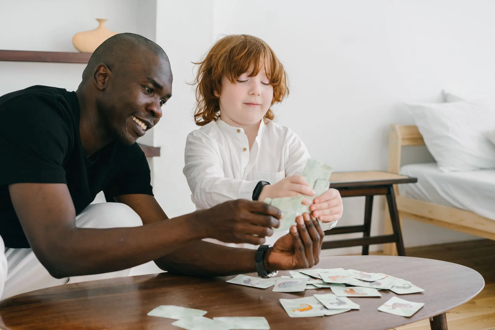 Qualified Phonics & Fluency tutors - tutor working one-on-one with a young child on letter and word cards