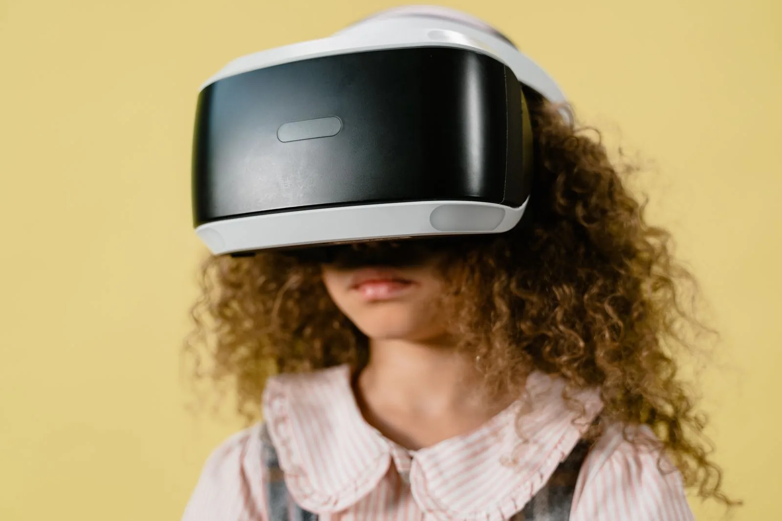 Expert Scratch tutor - young learner exploring hands-on creative technology