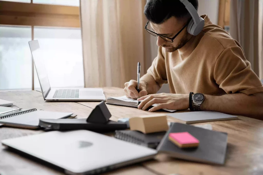 Certified online writing tutor reviewing an essay with a student